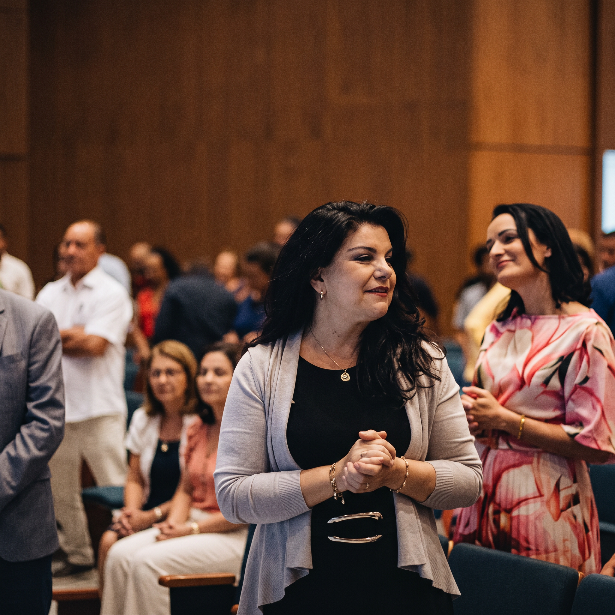 Mulheres da comunidade reunidas na igreja
